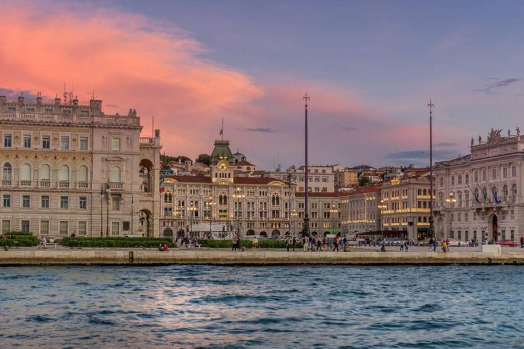 Luxury Stazione Centrale Elegante Loft Apartment Trieste Luaran gambar